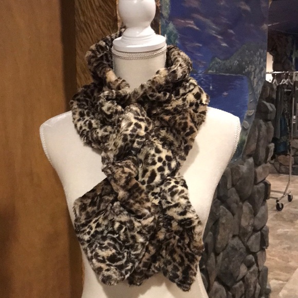 NWT Vine Street Apparel Luxury Faux Fur Scrunchy Scarf - Picture 1 of 4